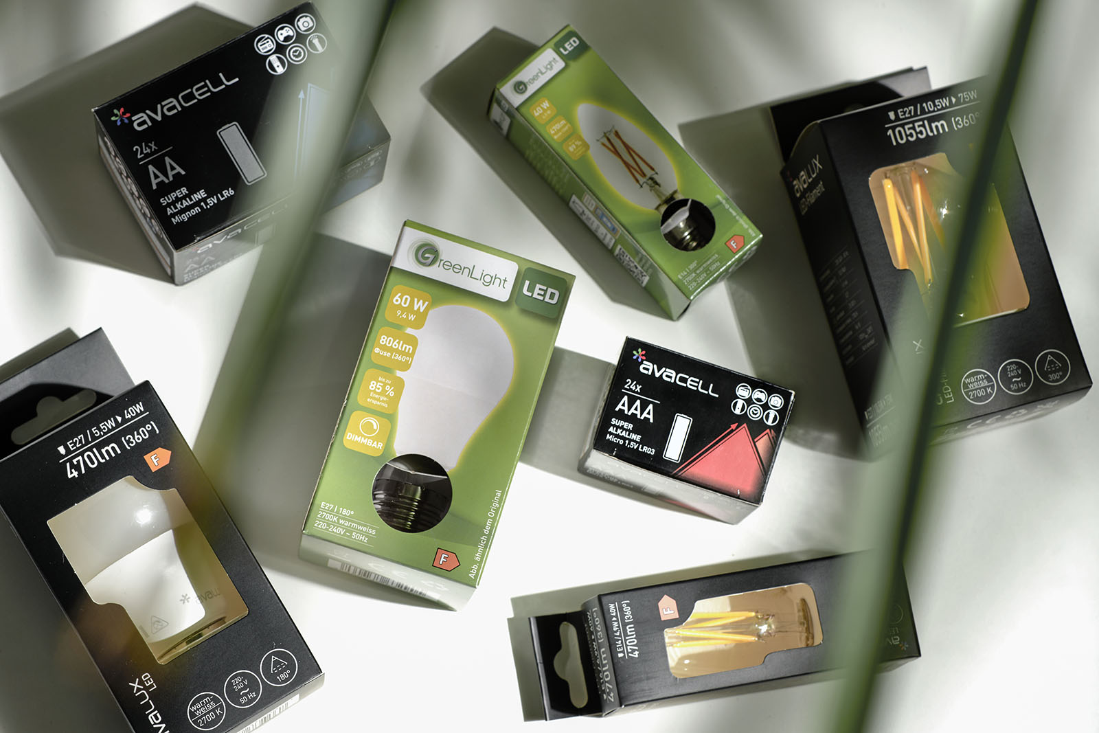 Verschiedene Produkte wie Glühbirnen und Batterien der Eures Eigenmarke