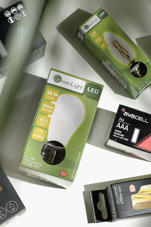 Verschiedene Produkte wie GlĂĽhbirnen und Batterien der Eures Eigenmarke