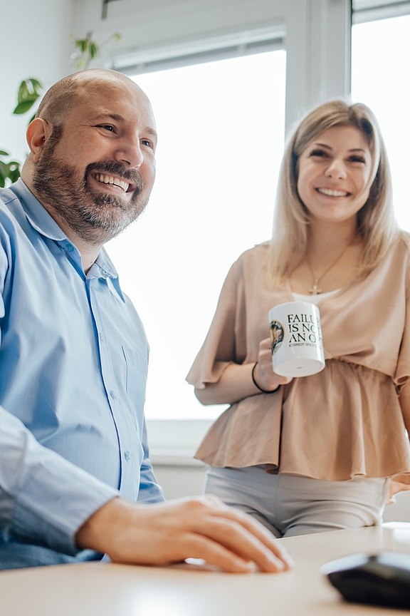 Mann und Frau an einem Schreibtisch im GesprÀch