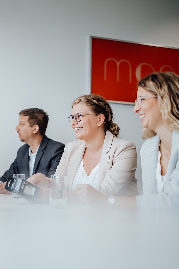 Team an einem Konferenztisch im Gespräch