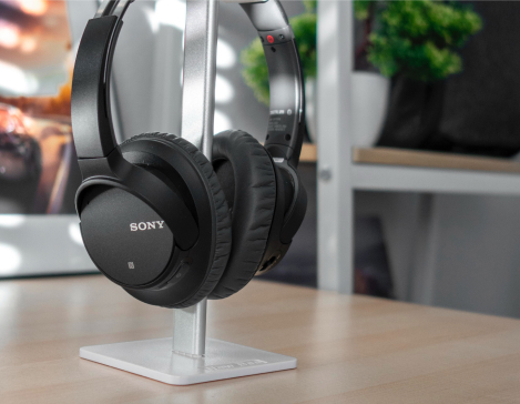 GroĂe schwarze Sony Kopfhörer, die an einem StĂ€nder hĂ€ngen